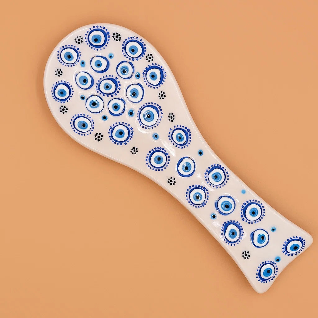 Decorative spoon rest with blue circular patterns on a beige background